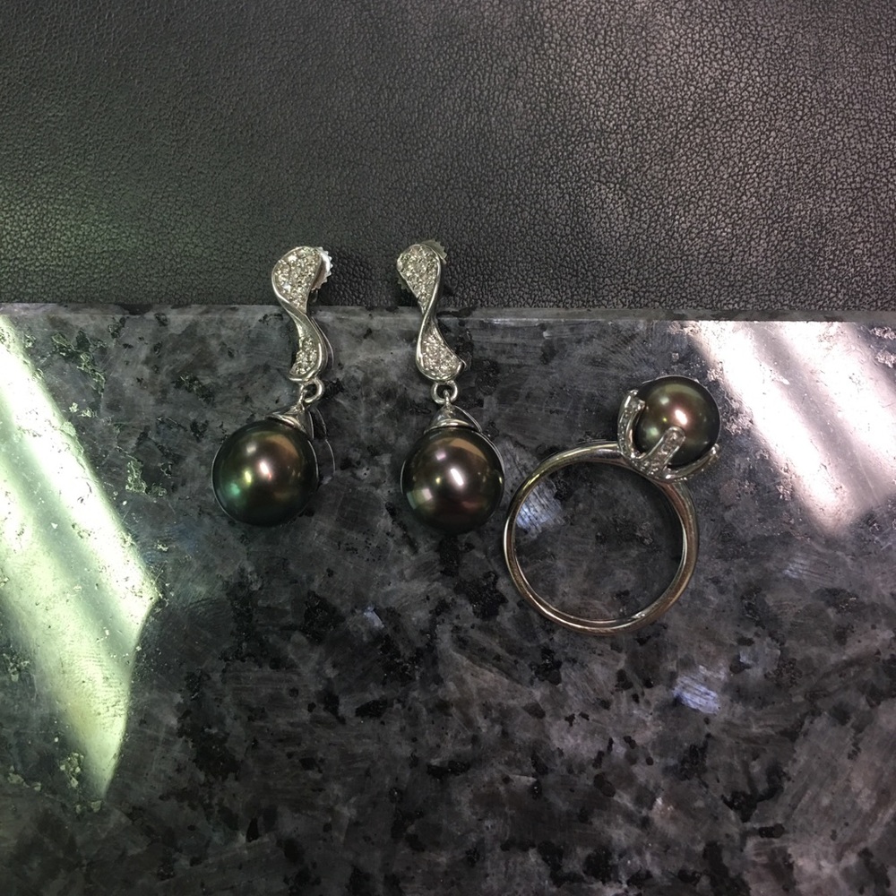 FLASH SALE TODAY ONLY💕 Pearl and Diamond set